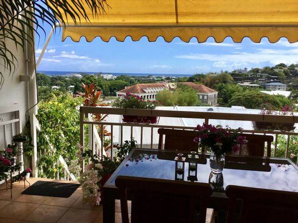 La maison de Véronique: Triplex dans résidence de 5"townhouses"avec jardinet privatif bien fleuri et petite piscine rafraîchissante. Avec jolie vue, proche du centre ville, des commerces, mais aussi des plages et de la montagne.Dans résidence sécurisée.