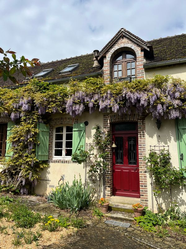 Une chambre & salle d’eau & WC à La Loupiotière. Petit déjeuner et dîner sur place possible.