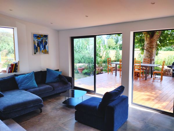 Havre de Paix Lumineux au Cœur de la Nature