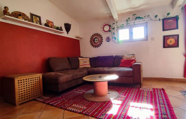 Appartement en plein cœur du premier village bio de France, pouvant accueillir 4 personnes. (6 avec le canapé lit du salon). Au calme, à 1h de la mer, site d'escalade et centre équestre à quelques minutes, rivière avec activité de canoé, balades et randonnées.