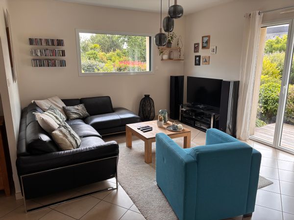 un endroit calme où nous pouvez vous poser dans un jardin arboré et fleuri avec une belle maiso,n