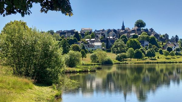 Maison de village,de Karine et Anthony , au bord d'un lac, au cœur du parc naturel du Sancy, 5 pers.