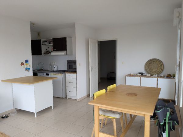 Appartement lumineux avec une terrasse donnant sur un petit port