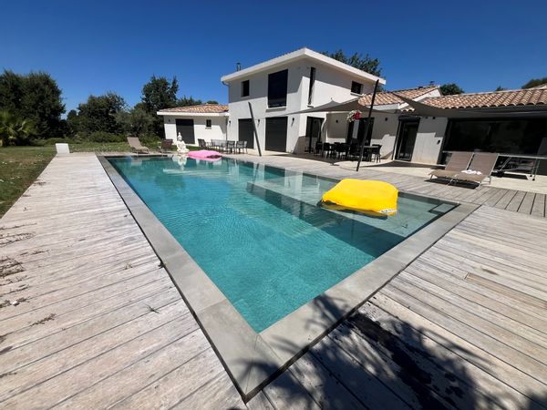 House of 250m2, on a wooded plot of 4000m2 with mirror swimming pool of 11 x 4m and pétanque court…