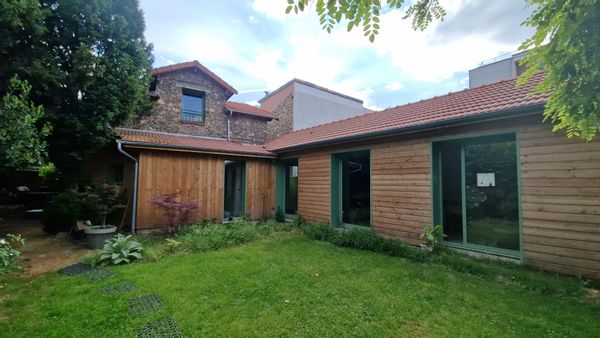 Chambre privée et sous-sol aménagé dans une grande maison avec jardin, à Vanves