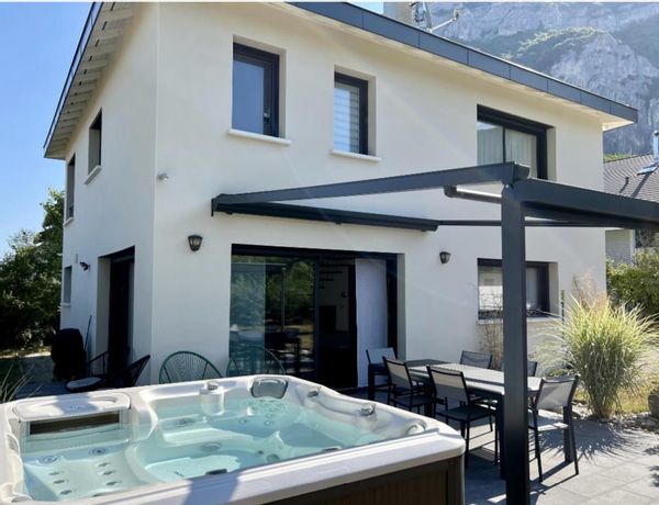 Lumineuse maison familiale au calme avec jacuzzi Hébergement