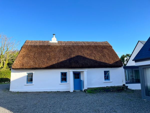 Renovated 300 year old thatched cottage in Connemara