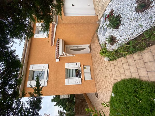 A 15mn de l’aeroport ou 15mn de la gare part Dieu en transports en commun. A 10mn du Matmut stadium et LDLC Arena où d’Eurexpo. A 100m des promenades du canal du Rhône. Cette petite maison climatisée vous permettra d’agréables vacances à Lyon et autour de Lyon.