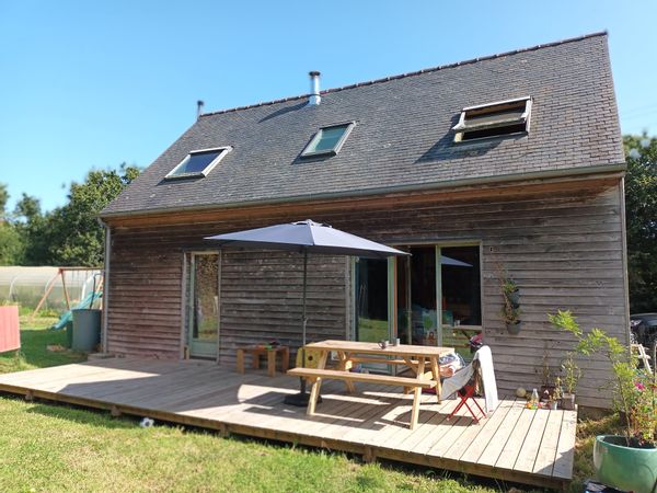 Petite maison en bois à la campagne tout près de la mer