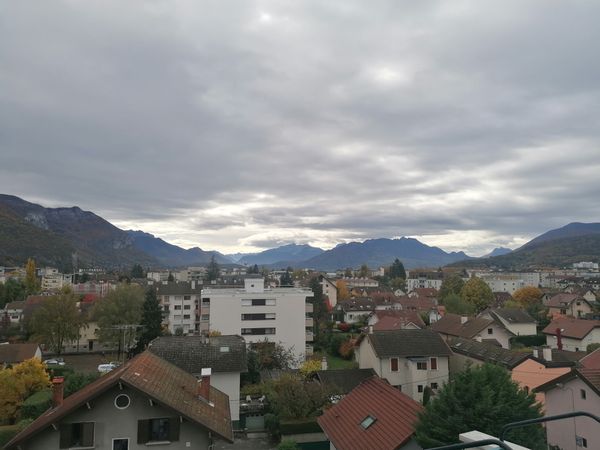 appartement lumineux  a proximité du lac d' Annecy , proche des commerces. avec vue sur la montagne