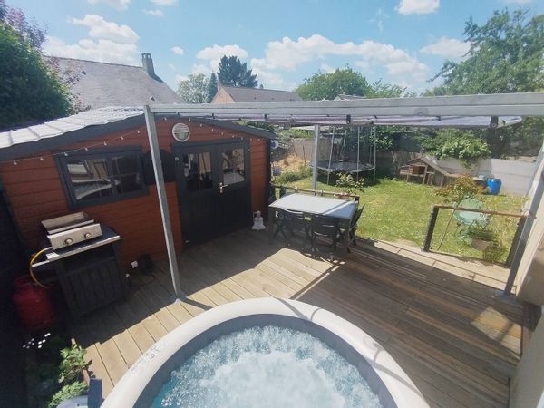 Maison moderne avec jacuzzi.
