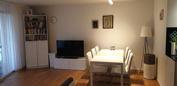 Ayşenur's quiet room with a garden view