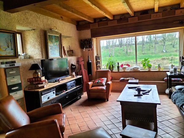 Bretagne ,ancien moulin, accès rivière sur Champ privé,le terrain est clos