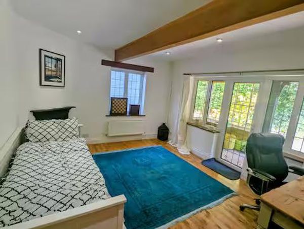 Accessible room with private entrance in peaceful, tree-lined setting — London in 25 minutes.