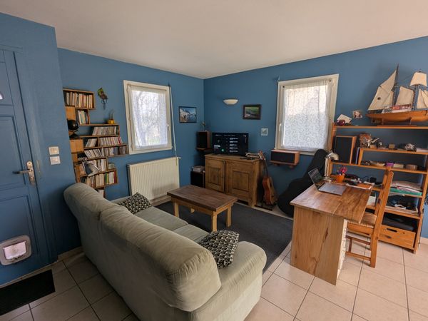 Maison avec jardin au pied d'une colline