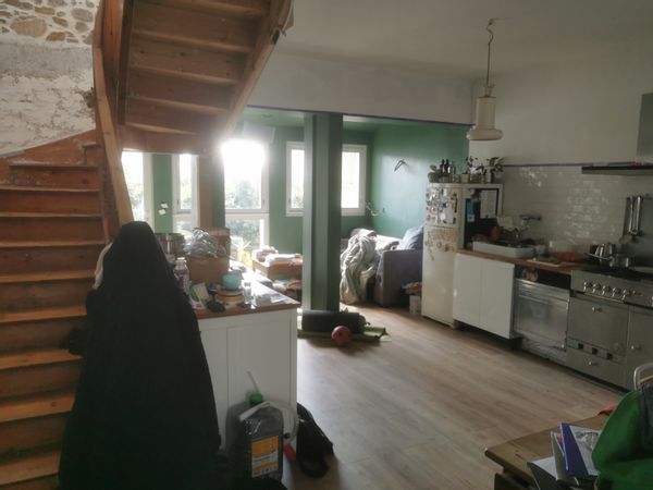Maison dans le bourg de Gorges, a 200m d'une gare desservant Nantes en 20 minutes.
A côté de Clisson