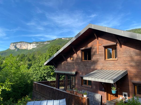 Chalet en bois rénové en 2024 situé en pleine nature à 800m d'altitude au cœur du Vercors