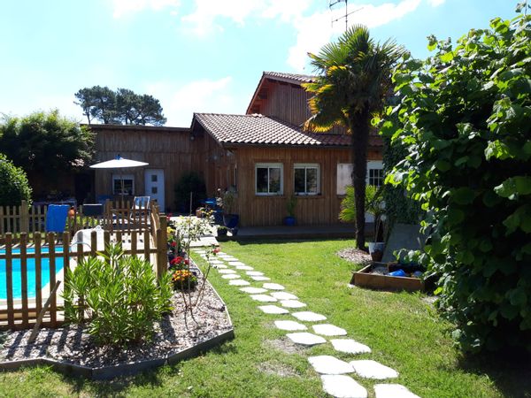 Je propose ma maison à Lanton, sur le magnifique Bassin d’Arcachon, pour un échange. Idéale pour des vacances reposantes en bord de mer, elle est située à seulement 500 mètres de la plage et dispose d’une petite piscine pour se rafraîchir après une journée au soleil. La maison est confortable et bien équipée, parfaite pour un séjour en famille ou entre amis. L’environnement est calme, tout en étant proche des commodités et des pistes cyclables pour explorer le bassin, le Cap Ferret ou encore Arcachon. Je suis ouverte à différentes destinations, en France ou à l’étranger. Si notre maison vous intéresse pour un échange, n’hésitez pas à nous contacter !