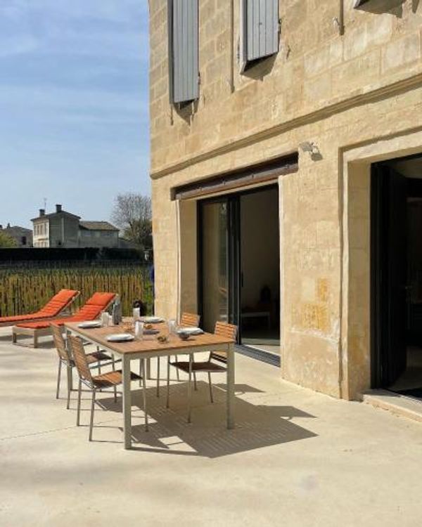 Notre maison se situe en bord de Dordogne, a 6 kilomètres d'un site UNESCO : Saint Émilion. Amateurs de vins, vous serez au coeur des appellations st emilion, pomerol... Vous serez en pleine nature et apercevrez très certainement des chevreuils qui viennent régulièrement nous rendre visite. Notre maison se trouve également a 20 minutes de Bordeaux eta 1 h de route du bassin d'Arcachon est de sa très réputée dune du Pilat.