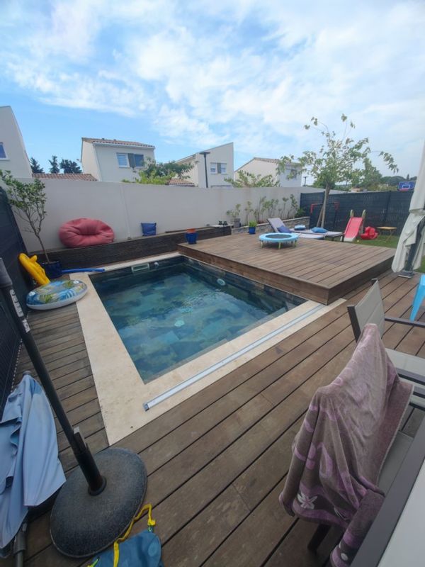 Maison neuve avec piscine dans un quartier résidentiel