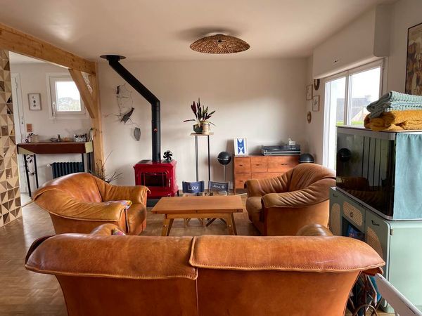 Venez découvrir notre région en séjournant dans cette maison rénovée toute proche de la mer. Ambiance cosy, toute équipée et adaptée aux enfants en bas âge. A proximité du port de Doëlan de ses restaurants, sa digue, ses phares, son sentier côtier et ses criques afin de profiter des charmes de ce port ! Maison chaleureuse pour des séjours en famille ou entre amis. Notre chat ne part pas avec nous en vacances, il faudra le nourrir merci.