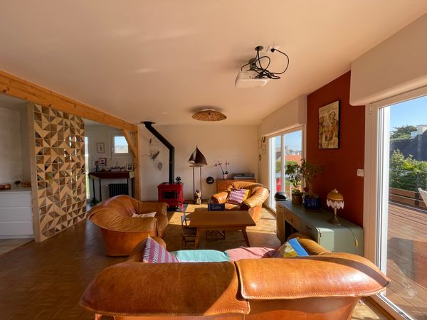 Venez découvrir notre région en séjournant dans cette maison rénovée toute proche de la mer. Ambiance cosy, toute équipée et adaptée aux enfants en bas âge. A proximité du port de Doëlan de ses restaurants, sa digue, ses phares, son sentier côtier et ses criques afin de profiter des charmes de ce port ! Maison chaleureuse pour des séjours en famille ou entre amis. Notre chat ne part pas avec nous en vacances, il faudra le nourrir merci.