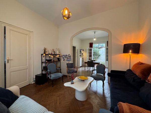 Maison très agréable à 15 min du centre de Bordeaux en tramway. 5 min à pied des commerces.