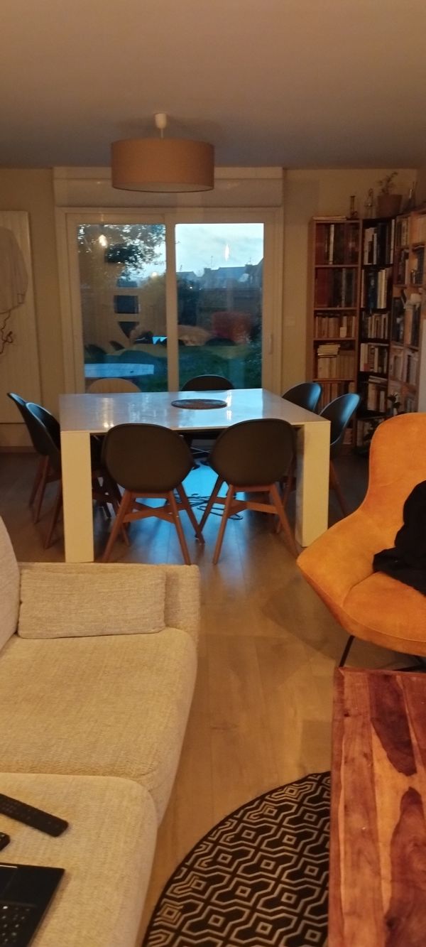 La maison de Fred est située dans un quartier calme dans la ville de Plouzané. Sa situation géographique vous permettra soit de vous balader dans la ville de Brest soit de découvrir les cotes bretonnes, ses plages,ses sentiers de randonnées...Un vrai bol d'air