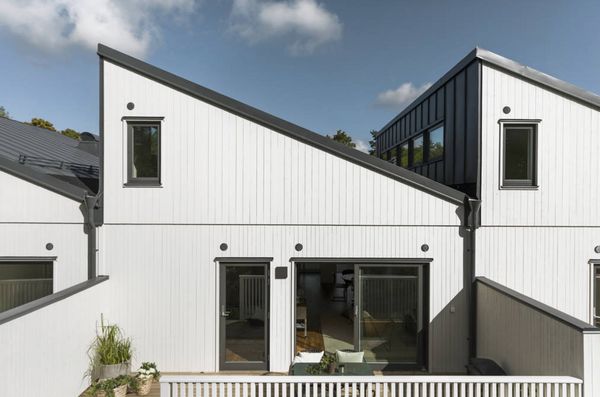 Available for Easter and July! Modern house right by the sea, yet only 20 mins to central Stockholm.