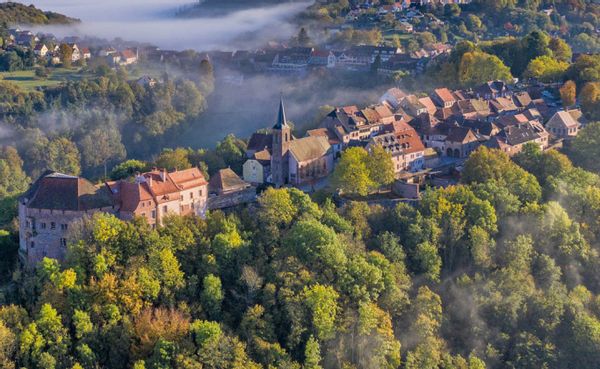 Nous vous accueillons dans notre grande maison de village à proximité de toutes les commodités. Une maison des années 1900 avec le confort actuel. De grandes pièces réparties sur 3 étages ou chacun à son espace dédié. A l'entrée du Parc Naturel des Vosges du Nord. Non loin de Strasbourg, Colmar, Europa Park, des Vosges, de l'Allemagne. Commerces accessibles à pied depuis la maison. Piscine municipale de plein air tout l'été à 50 m. Gare pour se déplacer (ligne Strasbourg - Sarrebruck)
