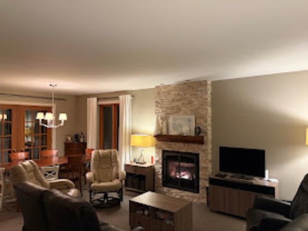 Ski-in/out Sutton chalet: 4BR, gas fireplace, EV charger, ski locker, Mudroom. True mountain soul!