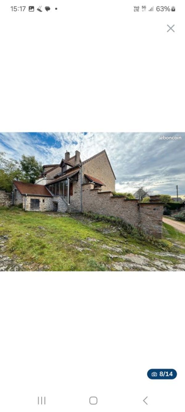 La maison de Sandrine Maison en pierre de Bourgogne avec cours privée. Au cœur de la Bourgogne entre autin, Beaune et Chalon sur Saône  vous découvrirez toutes les richesses.