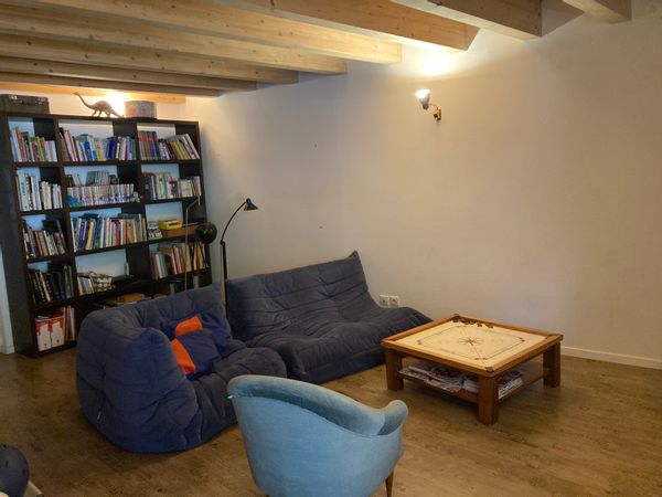 La maison de DORINE se situe au coeur du village de Sassenage et au pied du massif du Vercors. Notre maison est confortable et bénéficie d'un jardin avec une grande terrasse. Nous sommes à 20 minutes de Grenoble, 1 heure de Lyon, 2h de Genève.