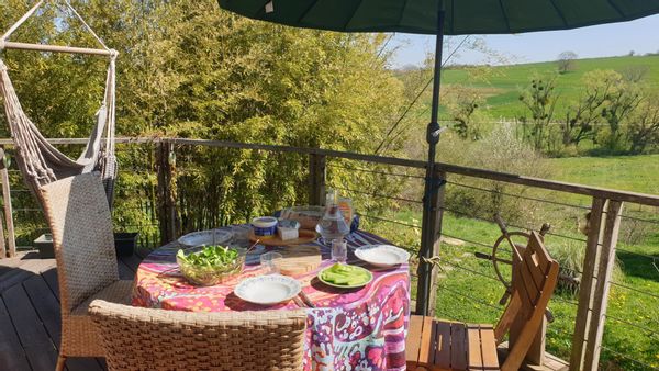 Maison perchée sur la colline et terrasses suspendues dans le ciel