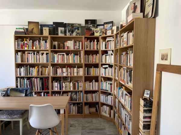 La maison de Nathalie Un appartement avec une grande bibliothèque près du port de Nice...