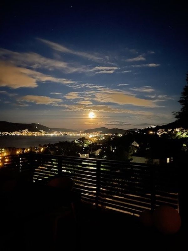 Family-friendly house with amazing view over the city of Bergen and the surrounding area. Only 25 minutes by car to city centre or you can choose to use boat correspondence.