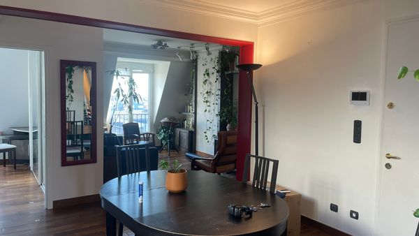 A calm and very bright apartment just steps from the Sacré-Cœur.