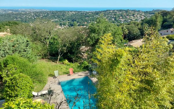 Vue et localisation exceptionnelle….mer  et montagne …maison d’architecte à 400 mètres d’altitude dans son écrin de verdure