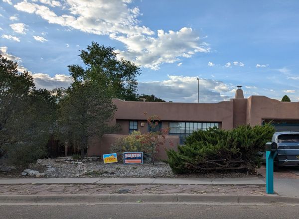 Colorful Santa Fe home near bike trail