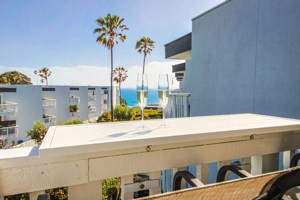 Ocean-View Condo, steps to the beach! BRAND NEW remodeled bathroom, 2 pools, 2 hot tubs, gym, BBQ, Peloton Bike & 2 parking spaces in a gated garage.