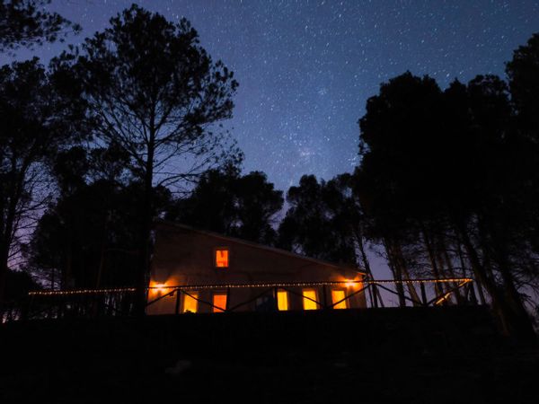 Casa a due piani in un terreno collinoso di 30.000 m2 con moltissimi alberi a ridosso della montagna