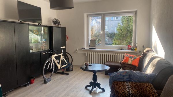 2 bedroom Apartment- bright and spacious, Located very close to the main station. Separate kitchen with full appliances, bathroom with shower. The apartment is located just 2 km from the main beach. In the area there are numerous forests, parks, and a multitude of beaches: the main beach in Gdynia, the beach in Oksywie, the beach in Babie Doły, the beach in Rewa, the beach in Wladyslawowo. Excellent base for trips to the Hel Peninsula. In the area there are numerous stores and restaurants Please. feel welcone to come