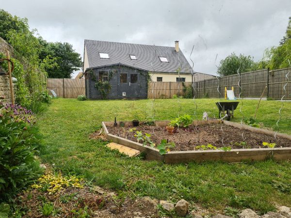 La maison de Julie
Maison en pierre de Caen située à 20 minutes de Caen et à 20 minutes de la mer !