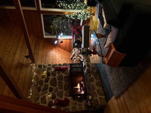 Chalet au bord d'un lac en montagne. Tranquillité totale, à 10 min du village de Saint-Sauveur.