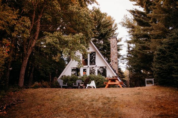 Chalet au bord d'un lac en montagne. Tranquillité totale, à 10 min du village de Saint-Sauveur.