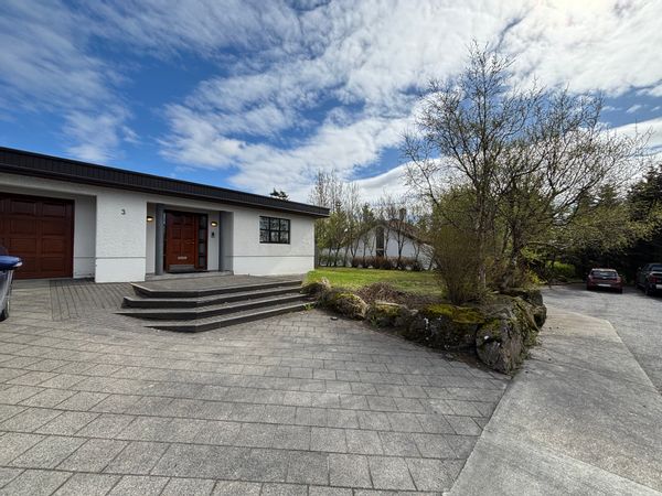 Elegant villa in high-end Reykjavik suburb