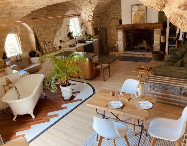 La maison d’Olivier Charmant studio indépendant voûté avec cheminée au rdc de ma maison