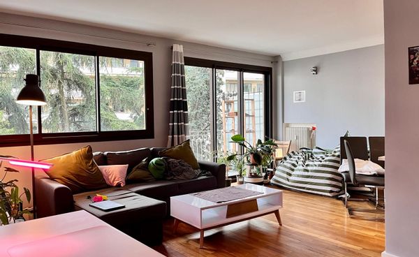 Un appartement spacieux avec une grande terrasse