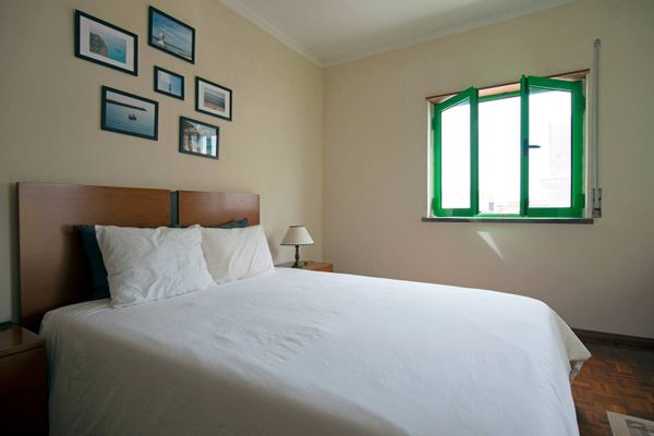 Matthew's sunny 2 bedroom flat in the heart of Peniche!