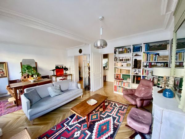 Appartement hausmannien avec deux chambres et grand salon salle à manger